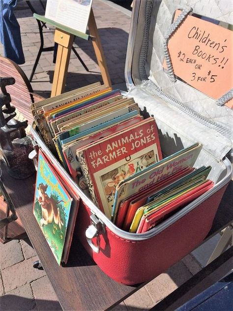 Flea Market Display, Vintage Booth Display, Flea Market Booth, Antique Booth Displays, Antique Mall Booth, Antique Booth Ideas, Vintage Flea Market, Refinishing Furniture Diy, Flea Market Decorating