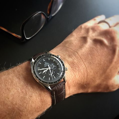 Speedmaster Pro on Hirsch George brown leather strap for a sporty look. #Omega #hirschstraps #speedy #speedytuesday Luxury Goals, Watch For Men, Brown Leather Strap, Omega Speedmaster, Sporty Look, Men's Watch, Omega Watch, Time Piece, Leather Watch