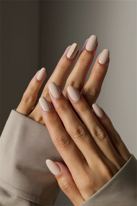 Elevate your style with these short, chic nails featuring a minimalist design that embodies sophistication. This simple nail idea combines a soft nude base with a delicate white tip, making it perfect for any occasion. Easy to maintain yet stunning in appearance, these nails are a must-try for anyone seeking a stylish charm. Explore this trendy look and embrace the beauty of simplicity! College Grad Nails Ideas, Autumn Minimalist Nails, Cream Coloured Nails, Minimal Nail Design Natural, Winter Neutral Nail Colors, Classy Round Nails, Nude Short Nails Ideas, Elegant Natural Nails, Shorter Nail Ideas