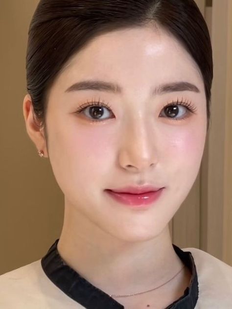 Korean Bridesmaid Makeup, Soft Spring Makeup, Japanese Makeup Looks Natural, Pretty Korean Makeup, Soft Pink Makeup Looks Natural, Pinkish Makeup Looks, Makeup Looks Wedding Guest, Korean Pink Makeup, Neutral Tone Makeup