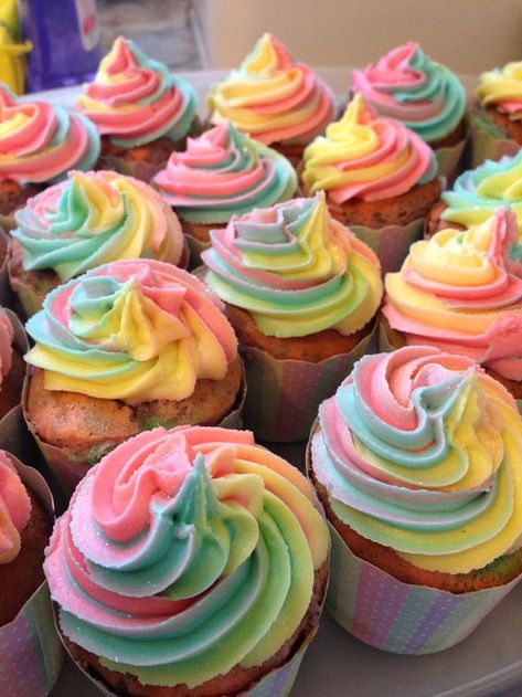 Giant Cupcake Cakes, Swirl Cupcakes, Cupcake Cake Designs, Buttercream Cupcakes, Giant Cupcakes, Savory Cakes, Rainbow Cupcakes, Unicorn Cupcakes, Rainbow Food