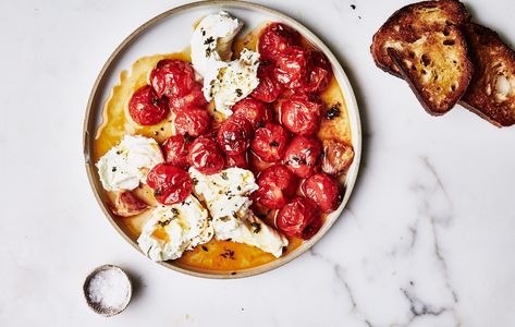 Yes, you can have a caprese salad all year long! In this simple recipe, the classic tomato and mozz summer salad gets a roasty cold-weather makeover. Starter Salad, Caprese Recipe, Mozzarella Caprese, Tomato Caprese, Caprese Recipes, Cherry Tomato Recipes, Fall Salad, Mozzarella Salad, Roasted Cherry