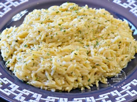 Soft, al dente orzo that's been simmered in broth is met with a luscious sauce with onions, garlic, butter and parmesan cheese and is the ultimate in comfor Cooking Orzo, Creamy Parmesan Orzo, Garlic Parmesan Orzo, Chicken Tomato Sauce, Garlic Orzo, Cheesy Orzo, Parmesan Orzo, Chicken Tomato, Pasta Chicken