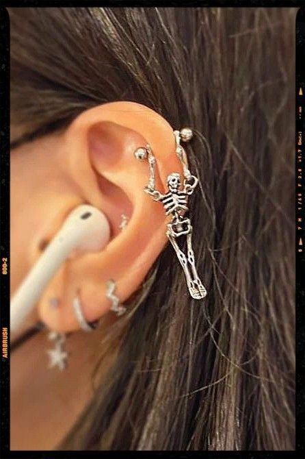 Helix And Flat Piercing Ideas, Cool Helix Piercing, Skull Helix Earring, Earrings For Helix Piercing, Edgy Piercings Ears, Helix Piercing Inspiration, Helix Piercings Ideas, Halloween Ear Piercings, Cool Helix Earrings