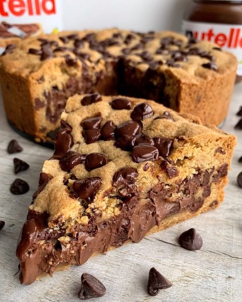 Fitwaffle Kitchen | Eloise on Instagram: “NUTELLA STUFFED COOKIE PIE 😍 Calling all chocolate and Nutella lovers! 🤩 This cookie pie is everything you need and more 🤤 Super soft and…” Nutella Desserts, Soft Chocolate Chip Cookies, Nutella Cookies, Nutella Recipes, Easy Baking Recipes Desserts, Cookie Pie, Tasty Baking, حلويات صحية, Sweet Snacks Recipes