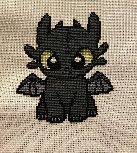 Pixel Art How To Train Your Dragon, How To Train Your Dragon Perler Beads, Toothless Cross Stitch Pattern, Toothless Pixel Art Grid, Toothless Embroidery, How To Train Your Dragon Embroidery, Pixel Art Dragon, Animal Cross Stitch Patterns, Disney Cross Stitch