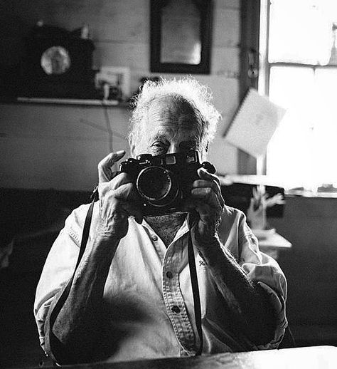 Renaud Gallet on Instagram: “Robert Frank (1924-2019)🇨🇭with a Mamiya 7II © @tobinchad . . . #photographer #oldcamera #filmcamera #vintagecamera #camera #cameras…” Photographer With Camera, Small American Flags, Art Studio Design, Robert Frank, Punch In The Face, Famous Photos, Jack Kerouac, Photographers Life, Old Camera