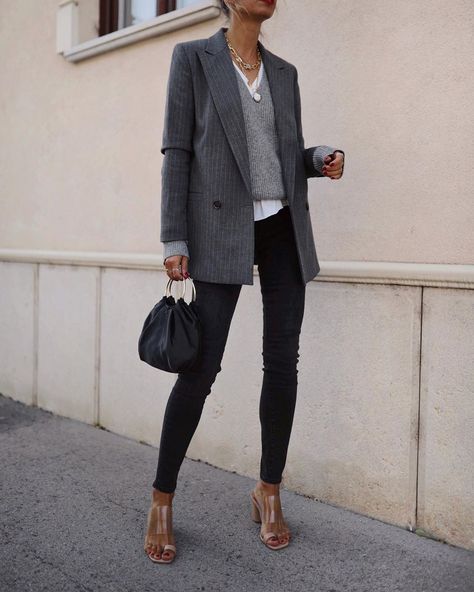 Style Année 80, Outfit Mit Blazer, Work Outfits Frauen, Outfit Ideas For Fall, Minimalistic Outfits, Knit Jeans, Casual Work Outfit, Classic Suit, Grey Outfit