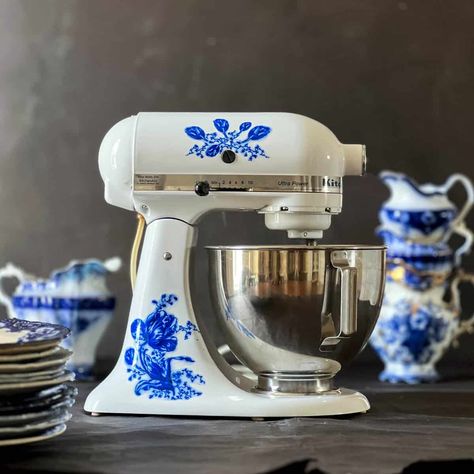 Are You Ready? Your free Stand Mixer Decal is Here. Flow Blue Dishes, Cool Chandeliers, Flow Blue China, Paper Quilt, Blue Dishes, Blue White Decor, Diy Sprays, All Of The Lights, Decal Paper