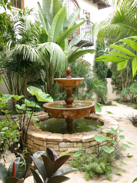 Spanish Backyard, Spanish Fountain, Style Hacienda, Style Toscan, Palm Royale, Spanish Courtyard, Property Ideas, Spanish Garden, Spanish Decor