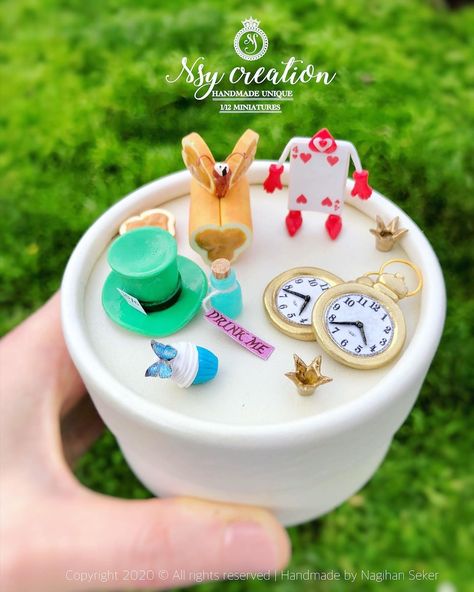 Disney Clay Ideas, Alice In Wonderland Miniatures, Clay Alice In Wonderland, Alice In Wonderland Clay Earrings, Alice In Wonderland Clay Art, Polymer Clay Alice In Wonderland, Alice In Wonderland 3d Print, Alice In Wonderland Ceramics, Alice In Wonderland Food