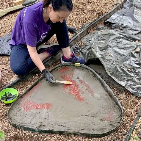 DIY Large Concrete Stepping Stones Shaped Like Natural Stone | Hometalk Natural Walkway, Concrete Stepping Stones Diy, Diy Concrete Stepping Stones, Homemade Stepping Stones, Concrete Molds Diy, Cement Pavers, Yard Path, Flagstone Pavers, Pavers Diy