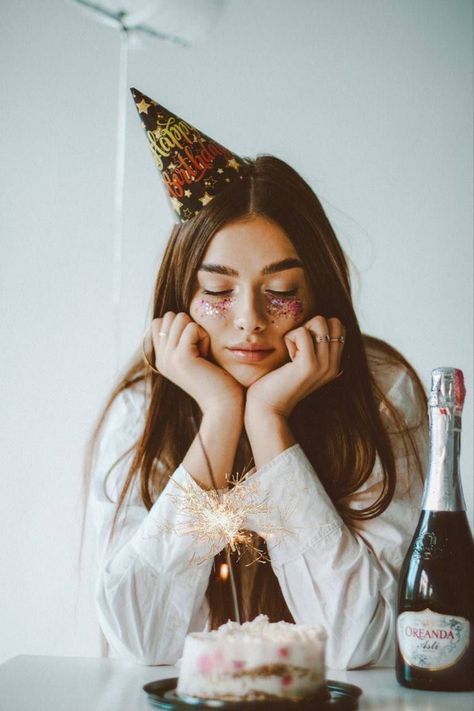 My Love Photo, Cute Birthday Pictures, 21st Birthday Photoshoot, Self Photography, Birthday Ideas For Her, Beautiful Photoshoot Ideas, Happy Birthday Photos, Photographie Portrait Inspiration, Self Portrait Photography