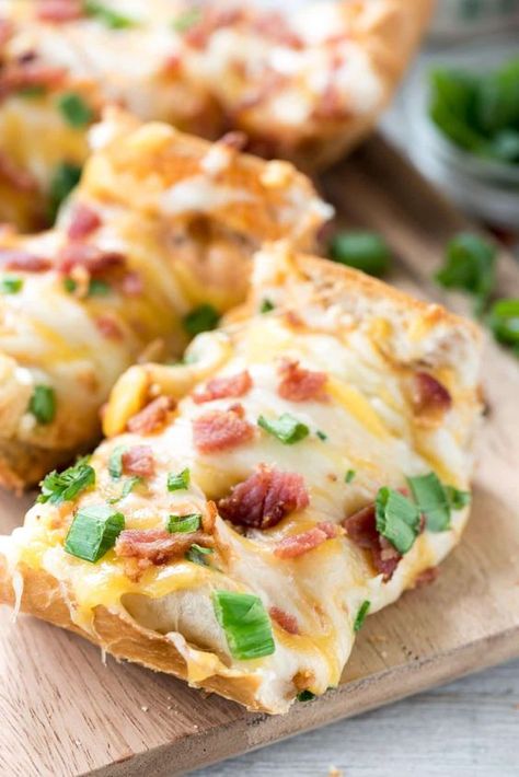 Cheesy Bacon Ranch French Bread Pizza - this easy dinner recipe combines ranch with PIZZA! Ranch is mixed with pizza sauce, topped with cheese and bacon. Weird Pizza, Weight Watchers Pizza, Pizza Ranch, Eating Carrots, French Bread Recipe, French Bread Pizza, Pasta Rice, Appetizers For A Crowd, Making Homemade Pizza