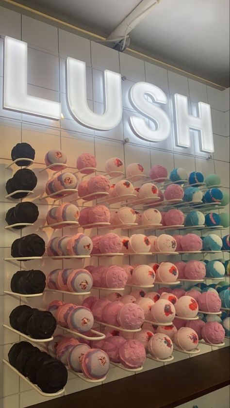 Lush Bath Aesthetic, Lush Christmas Products, Lush Bathbomb Aesthetic, Lush Store, Bath Boms, Aesthetic Bath, Girly Christmas Gifts, Bath & Body Works, Skin Care Business