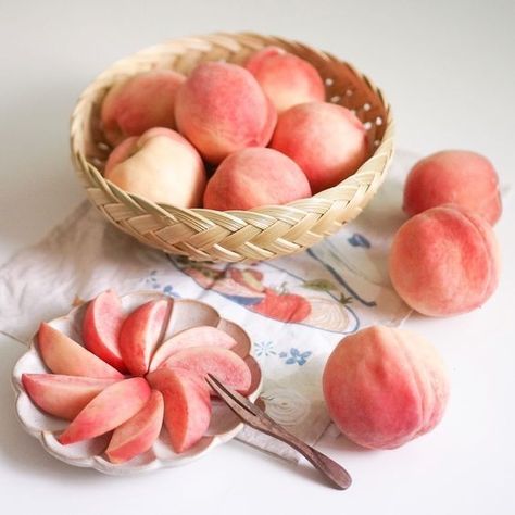 Nectarine Fruit, Aesthetic Fruit, Spring Ahead, Peach Pit, Peach Aesthetic, Peaches N Cream, Sweet Peach, Kawaii Food, Delicious Fruit