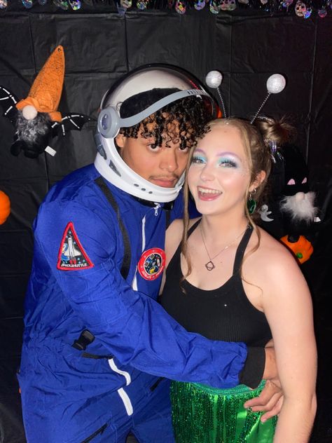 Astronaut and alien halloween costume. Easy Halloween costume ideas. Couple costume. Easy couple costume Couple Costume Easy, Halloween Costume Ideas Couple, Astronaut And Alien, Halloween Costume Easy, Easy Halloween Costume Ideas, Futuristic Party, Alien Halloween Costume, Easy Couples Costumes, Alien Halloween