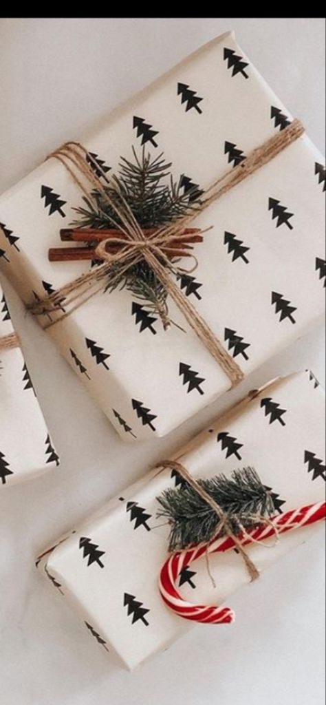 Farmhouse Christmas Wrapping Paper, Modern Christmas Wrapping Ideas, Simple Wrapping Paper, Christmas Wrapping Color Schemes, Boho Wrapping Paper, 2024 Christmas Wrapping Trends, Neutral Wrapping Paper Christmas, Christmas Present Wrapping Aesthetic, Aesthetic Christmas Wrapping Paper