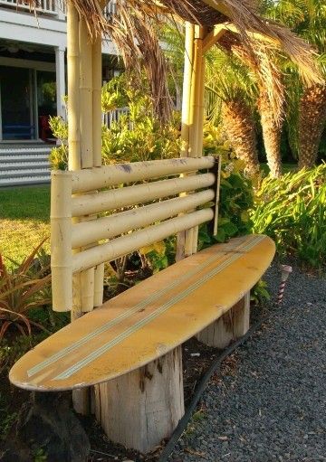 Surfboard Diy Decor, Diy Surfboard Decor, Backyard Fun Ideas, Surf Style Home, Nautical Outdoor Decor, Surfboard Art Design, Surfboard Painting, Surf House Decor, Surfboard Decor