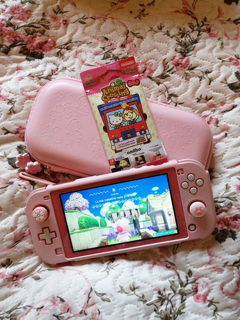 Girly Nintendo Switch Games, Nintendo Lite Accessories, Nintendo Switch Lite Aesthetic Pink, Pink Nintendo Switch Lite, Nintendo Decor, Nintendo Aesthetic, Pink Pc, Pink Nintendo, Nintendo Lite