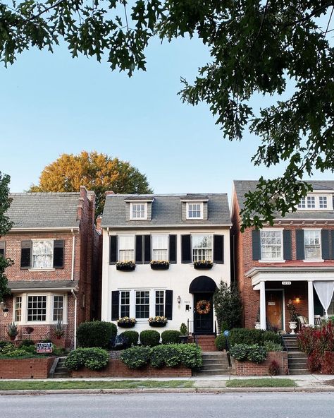 Cute houses in the Museum District - Richmond, Virginia Houses In Virginia, Common House Richmond, Richmond Virginia Aesthetic, English Countryside Aesthetic, Fantasy Future, Neighborhood Design, Cute Houses, Countryside Aesthetic, Small House Exteriors