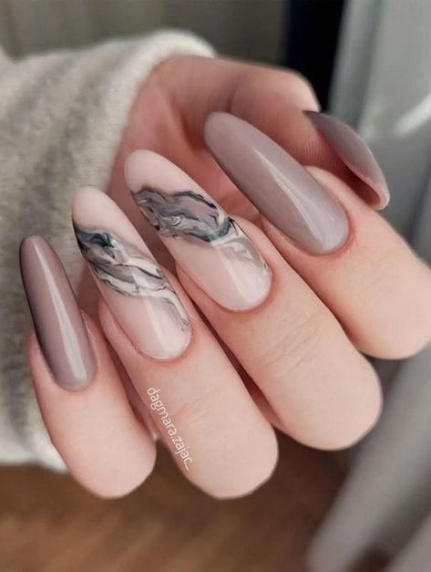 nude nails, spring nails, marble nails, smokey marble nails, nail trends 2022 Smokey Marble Nails, Nail Art Marble Nude, Smokey Nails Design, New Nail Trends 2022, Latest Nail Trends 2022, Nude Marble Nails, November Nail Designs, Artistic Nails, Nails Marble