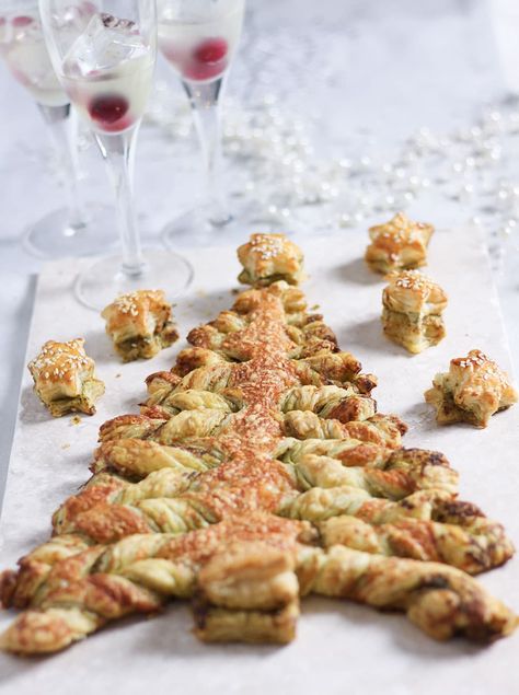 This fun savoury pastry is made in the shape of a Christmas tree. It's eally easy and fun to make when having friends around for festive drinks. Pesto Christmas Tree, Christmas Buffet Ideas, Holiday Party Food Appetizers, Christmas Dinner Recipes Easy, Savoury Pastry, Cranberry Fizz, Savory Pastries, Easy Christmas Dinner, Christmas Buffet