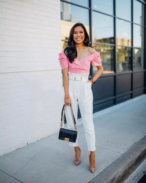 Pink Top White Pants, Pink Crop Top Outfit, Pink Spring Outfits, Pink Top Outfit, Top Spring Outfits, Spring Outfit Idea, White Pants Women, Pink Crop Top, Crop Top Outfits