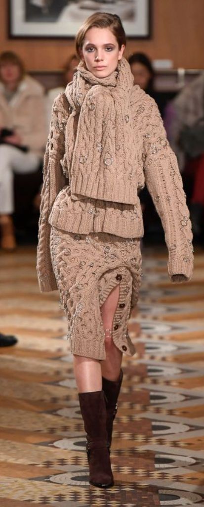 Altuzarra Fall 2018 RTW Camille Hurel, Knitwear Fashion, Couture Runway, Knitwear Design, Fashion 2018, Fall 2018, Fall Style, Knit Fashion, Grey Fashion