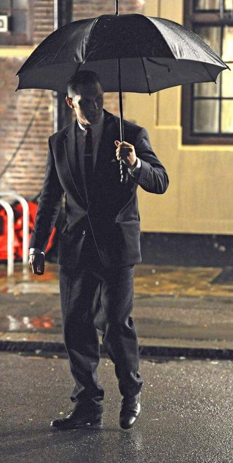 Guy Holding Umbrella, Man Holding Umbrella, Edward Thomas Hardy, Legend 2015, Tom Hardy Legend, Holding Umbrella, Holding An Umbrella, Emily Browning, Ivy House