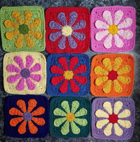 Small Flower Granny Square, Retro Daisy Granny Square, Crochet Daisy Granny Square, Crochet Flower Blanket, Daisy Crochet, Crochet Stitches Guide, Crochet Cushion Cover, Crochet Blanket Designs, Crochet Daisy