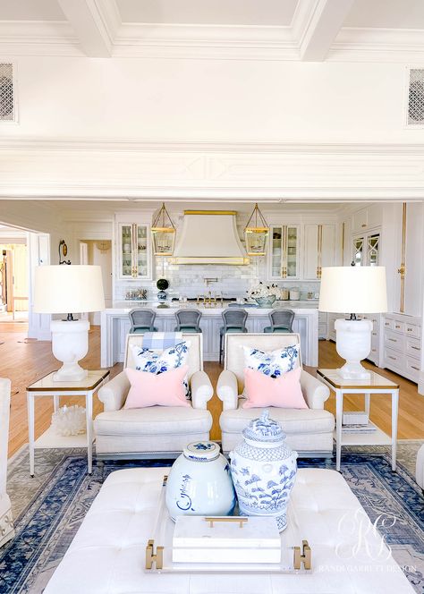 Living Room Designs Preppy, Preppy Lounge Room, Grandmillenial Sitting Room, Cape Style Home Interior, Southern Living Living Room, Grand Millennial Style Living Room, Grandmillennial Living Room, Preppy Interior Design, Southern Living Room