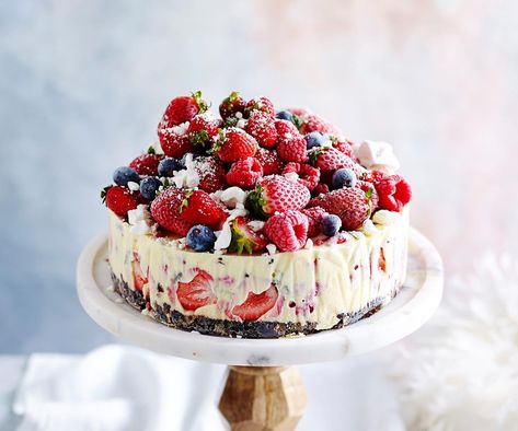 This frozen Christmas ice-cream cake is loaded with fruit, berries and brandy. It needs to be made the night before - giving you more time on the day. Christmas Ice Cream Cake, Frozen Pudding, Chocolate Pudding Desserts, Cake With Berries, Christmas Ice Cream, Ice Cream Cake Recipe, Fruit Cake Christmas, Frozen Christmas, Christmas Lunch