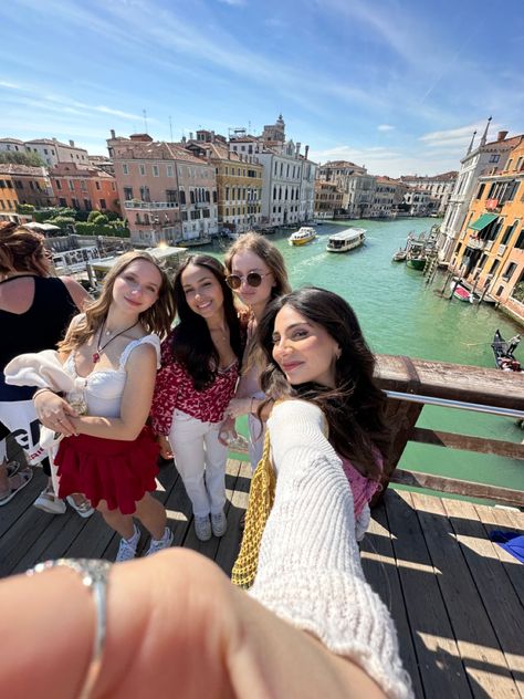 Florence With Friends, Rome With Friends, Bff Travel Goals, Travel Pictures Airport, Girl Best Friends Aesthetic, Italy With Friends, Italy Girls Trip, Trip With Friends Aesthetic, Bestie Vacation