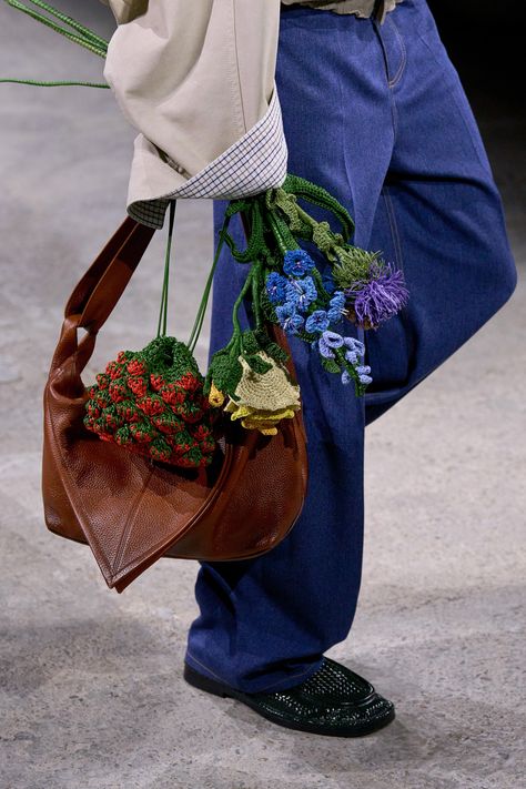 Bottega Veneta Spring 2025 Ready-to-Wear https://www.vogue.com/fashion-shows/spring-2025-ready-to-wear/bottega-veneta/slideshow/detail#22 Celebrity Bags, Bottega Bag, Bottega Veneta Bag, New Bottega, Flower Bag, Leather Flowers, Fashion Details, Playing Dress Up, Crochet Flowers