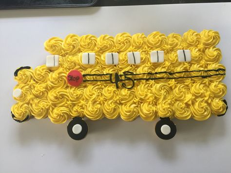 School bus cupcake cake Joey Birthday, School Bus Cake, School Bus Party, Bus Cake, School Cupcakes, Bus Party, Yellow School Bus, Homemade Cupcakes, Back To School Party