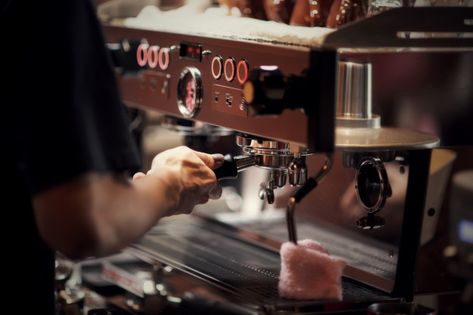 Close up barista making cappuccino, bart... | Free Photo #Freepik #freephoto #food #business #coffee #hand Vintage Coffee Shops, Fresh Coffee Beans, Making Coffee, Coffee Pictures, Food Business, Green Coffee Bean, Coffee Photos, Free Coffee, How To Make Coffee