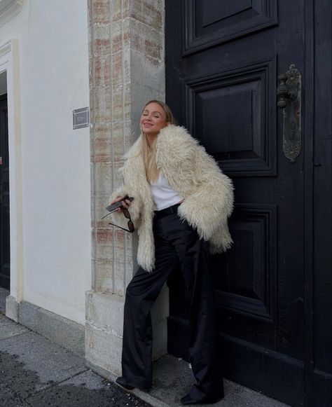 White Fur Jacket, Fur Outfit, Shaggy Jacket, Fur Coat Outfit, Chic Outfits Classy, Cosy Outfit, Outfit Work, Coat Outfit, Looks Street Style