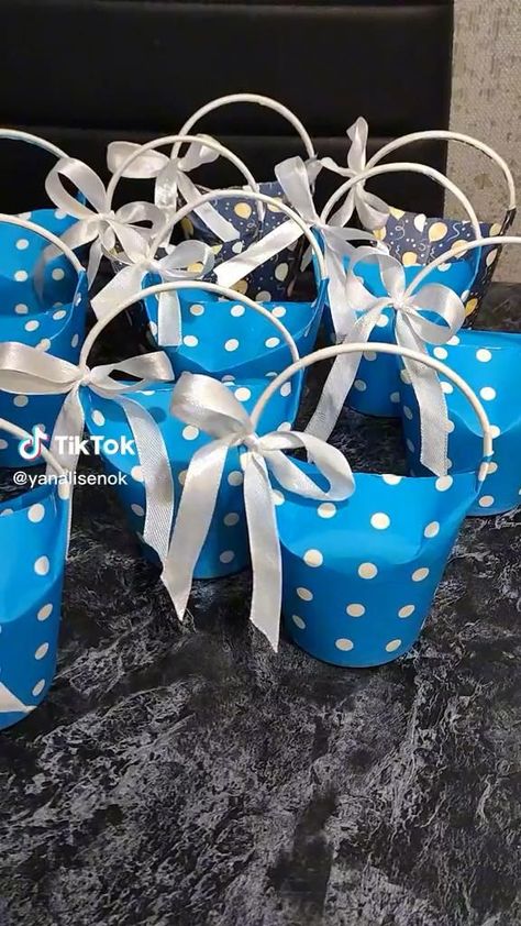 Candy Gifts Diy, Creative Gift Wraps, Gift Wrapping Techniques, Diy Gift Set, Gifts Wrapping Diy, Candy Land Christmas Decorations, Gifts Wrapping, בר מצווה, Diy Crafts Paper Flowers