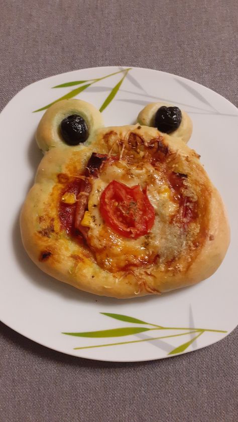 Frog Shaped Pizza, Pizza Shape Ideas, Cute Pizza Ideas, Avocado Pizza, 2023 Vibes, Dough Ideas, Pizza Shapes, Cute Pizza, Family Food