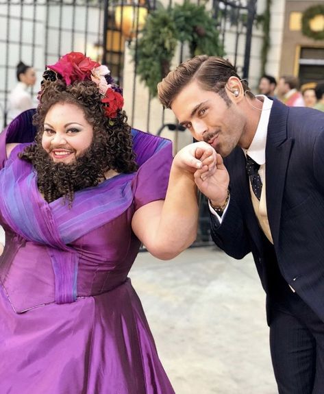 Kaela Seattle and Zac Efron in The Greatest Showman Keala Settle, Showman Movie, Theatre Nerds, The Greatest Showman, Zac Efron, Musical Movies, Hugh Jackman, Great Movies, Musical Theatre