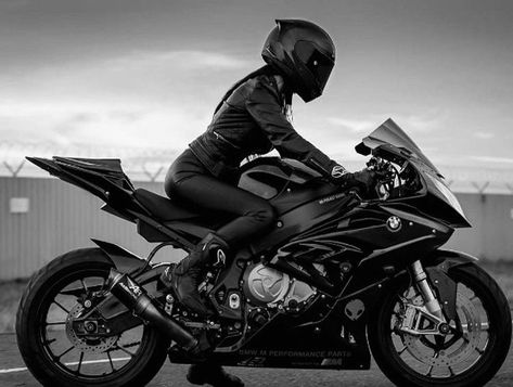 Xe Ducati, Biker Photography, Motos Vintage, Image Moto, Biker Photoshoot, Bmw S 1000 Rr, Girls Foto, Motos Honda, Motorcycle Aesthetic