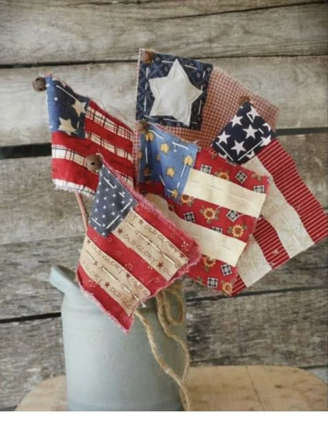 Fourth Of July Sewing Projects, Vintage July 4th Decorations, Fabric Flags Diy, Diy Memorial Day Decorations, Crafts With Bandanas, Primitive 4th Of July Decor, Fourth Of July Quilts, Primitive Patriotic Decor, 4th Of July Quilt