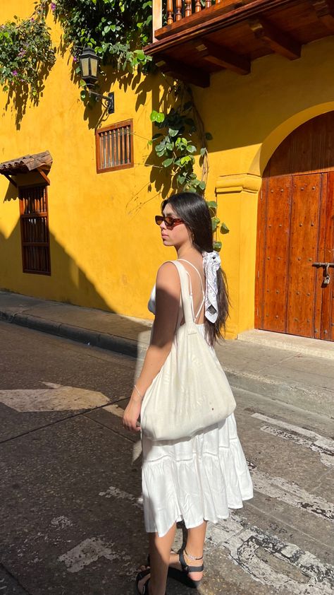 Vestido blanco
Ciudad vieja cartagena 
Tote bag outfits El Salvador Trip Outfits, Oaxaca Vacation Outfits, Colombian Aesthetic Outfits, El Salvador Aesthetic Outfit, Colombia Outfits What To Wear, Medellin Colombia Outfit, Guatemala Outfits Ideas, Colombia Photoshoot, Cartagena Outfit Style