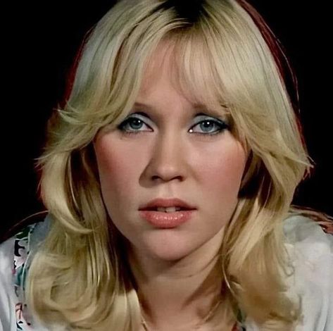 Blonde Singer, Abba Agnetha, Abba Mania, 70s Hair, Seventies Fashion, Band Music, Blonde Bombshell, Dancing Queen, Happy Wednesday