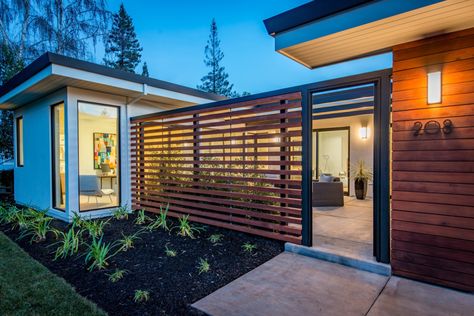 Mid Century Modern Exterior, Wood Fence Design, Modern Courtyard, Mid Century Exterior, Modern Fence Design, A Modern House, Fence Designs, Modern Front Yard, Front Courtyard