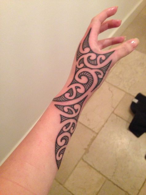 Maori hand piece Māori Hand Tattoo, Maori Hand Tattoo For Men, Maori Tattoo Hand, Things To Draw On Your Arm With Sharpie, Maori Hand Tattoo, Maori Tattoo Patterns, Hand Tattoo Images, Tato Maori, Lower Arm Tattoos