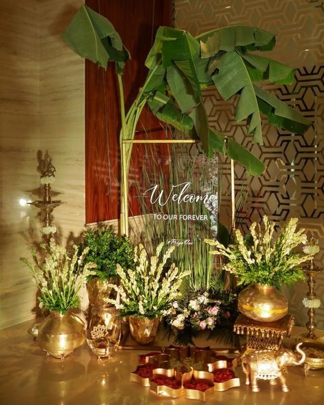 Orange Flowers Decoration, Simple Decoration For Engagement At Home, Simple Engagement Decor, Traditional Decor Wedding, Simple Backdrop Ideas, Wedding Decor Traditional, Indian Floral Decor, Indian Outdoor Wedding Decor, Haldi Decorations