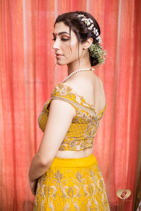 Haldi Brides, Floral Hairstyles, Hairstyle Indian, Desi Things, Mehndi Hairstyles, Hopelessly In Love, Haldi Ceremony Outfit, Bridemaids Hairstyles, Bridal Hairstyle Indian Wedding