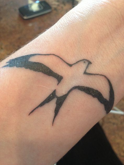 Swallow-tailed kite wrist tattoo. Alis volat propriis. Swallow Tail Kite Tattoo, Swallow Tailed Kite Tattoo, Kite Bird Tattoo, Swallow Tailed Kite, Ink Tattoo Ideas, Kite Tattoo, Kite Bird, Pair Tattoos, Tiny Bird Tattoos